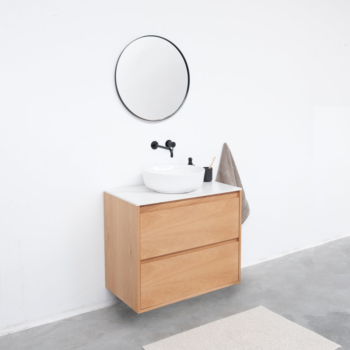 Badkamermeubel van Furnified voor een kleine badkamer.ALT