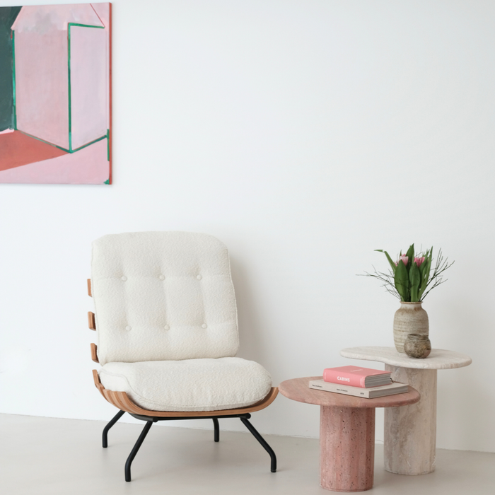 Relax fauteuil in boucle stof met walnoten afwerking 