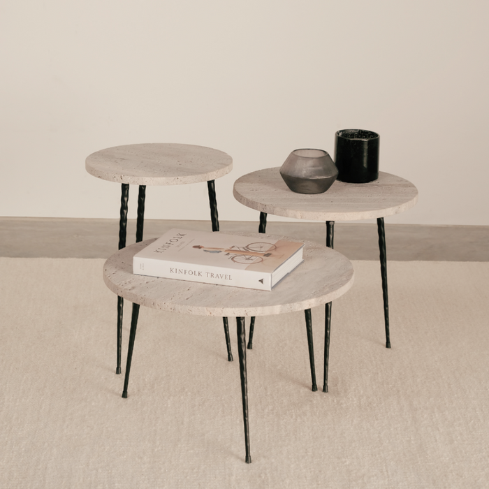 Table basse élégante - Travertin gris - Pieds noir mat H32