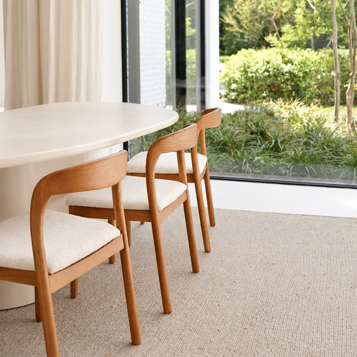 Silla de comedor Chale de nogal claro y bouclé marfil