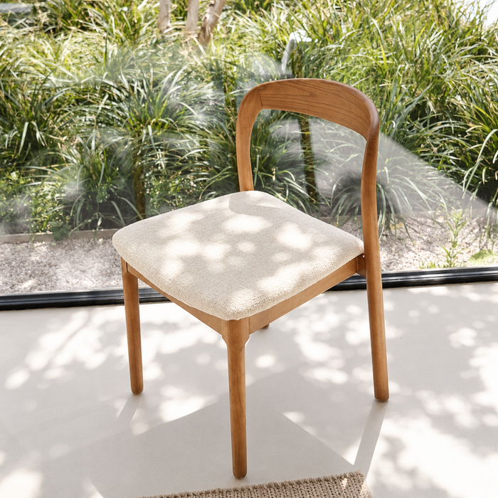 Silla de comedor Chale de nogal claro y bouclé marfil