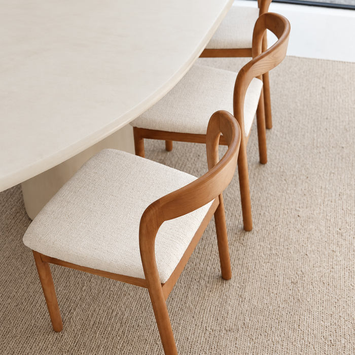 Silla de comedor Chale de nogal claro y bouclé marfil