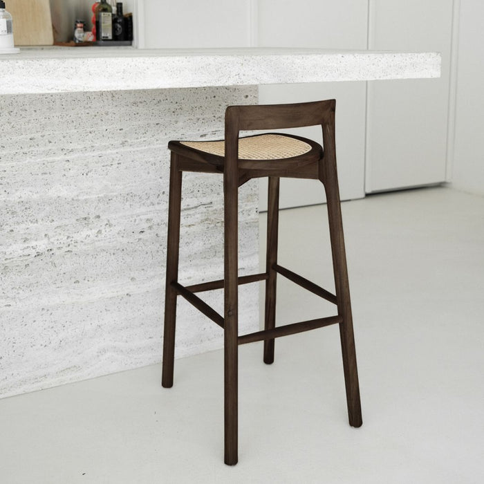 charmes-barstoel-smoke-rotanzitting-furnified-sfeerbeeld